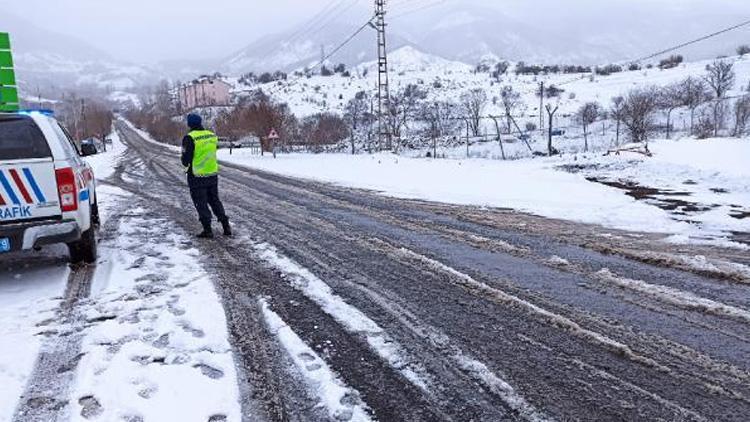 Posof- Ardahan kara yolu kardan kapandı: İlçede eğitime kar engeli