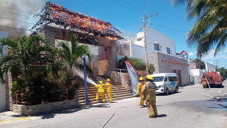 Meksikada Kadınlar Adası’nda yangın çıktı