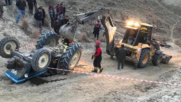 Devrilen traktörün altında kalıp yaşamını yitirdi