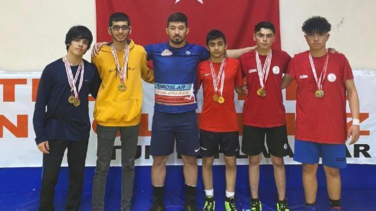 Toroslar Belediyesinin işitme engelli güreşçileri, Türkiye şampiyonu oldu
