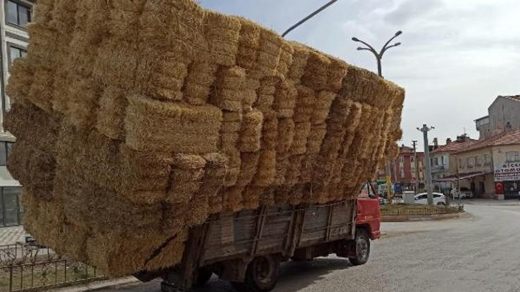 Saman yüklü kamyon trafikte tehlike saçtı