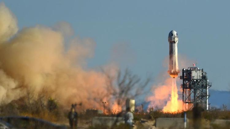 Son dakika: Blue Origin uzay yolunda 6 kişiyi taşıyan roket uzaya fırlatıldı...