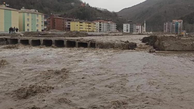 Bozkurt’ta kar sularının erimesiyle Ezine Çayı taştı: Geçici köprü hasar gördü