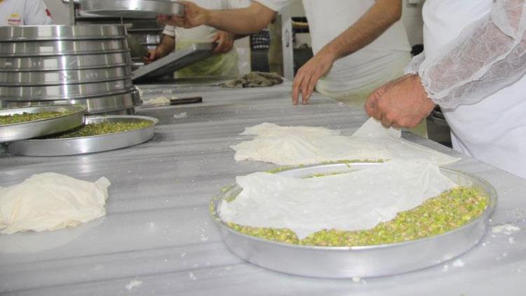 Gaziantepte baklava ustaları durmadan çalışıyor