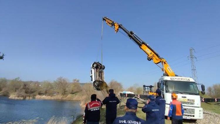 Kayıp olarak aranıyordu Göle uçan otomobilinde cansız bedeni bulundu