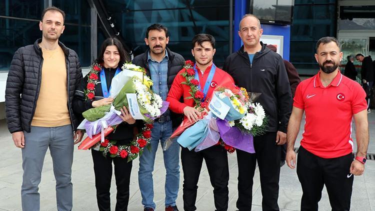 Avrupa şampiyonu milli güreşçi Kamaloğlu, Erzincanda coşkuyla karşılandı