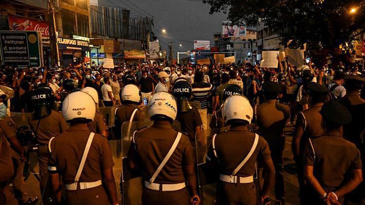 Ekonomik kriz nedeniyle protestoların sürdüğü Sri Lankada tüm bakanlar istifa etti