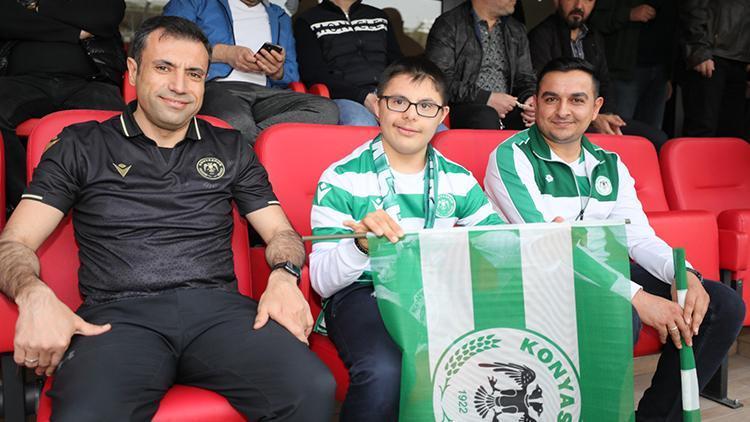 Konyaspor Başkanı Fatih Özgökçen, Down Sendromlu Ebubekir ile maç izledi