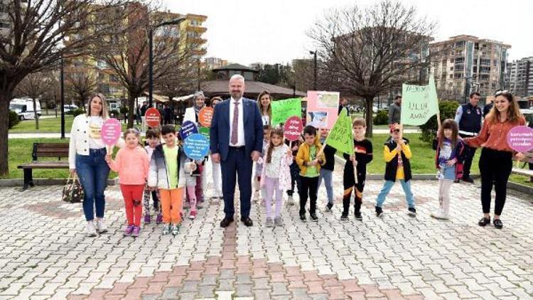 Menemende çocuklara hayvanları sevdirmek ve sokak hayvanlarına farkındalık için etkinlik