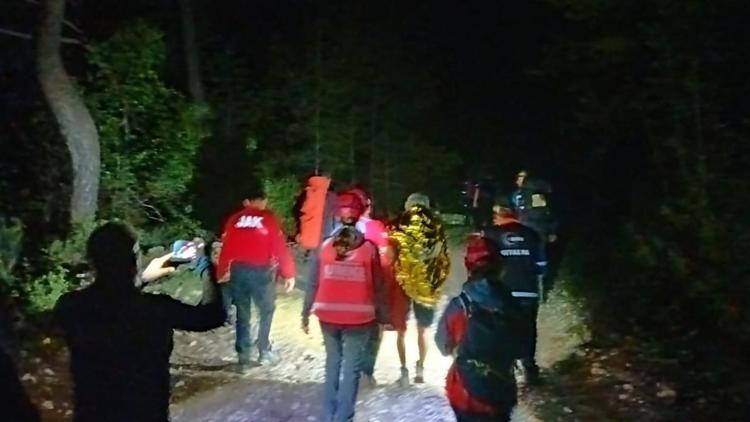 Dağda mahsur kalan Hollandalı turistleri JAK kurtardı