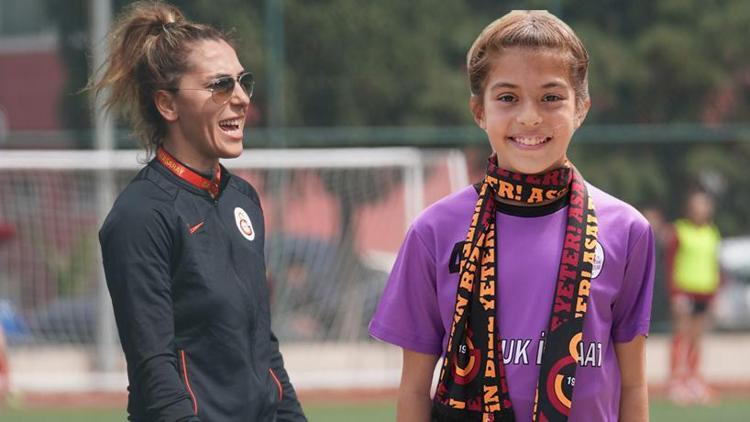Kadın futbolu emin ellerde Nurcan Çelikin pozitif enerjisi ve küçük Emineyi mutlu eden hediye...
