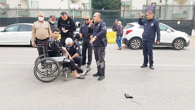 Tekerlekli sandalyeden dehşet saçtı