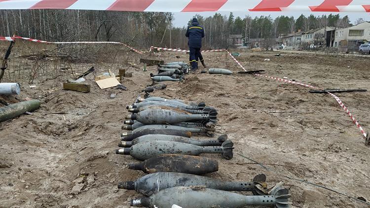 Ukraynada Rusyanın çekildiği bölgelerde patlayıcı mühimmat temizliği yapılıyor