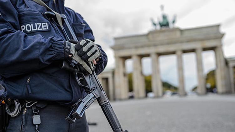 Almanyada 11 eyalette yıllarca karanlıkta kalan neo-Nazi örgütlere operasyon