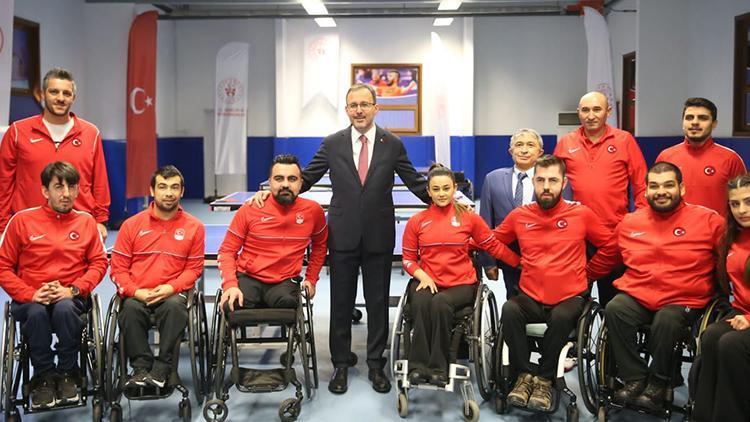 Gençlik ve Spor Bakanı Mehmet Muharrem Kasapoğlu Abdullah Öztürk ve Masa Tenisi Milli Takımıyla buluştu