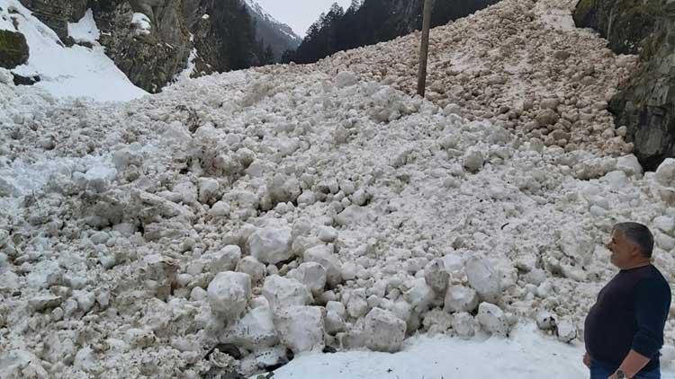 Rizede çığ düşen yayla yolu ulaşıma kapandı