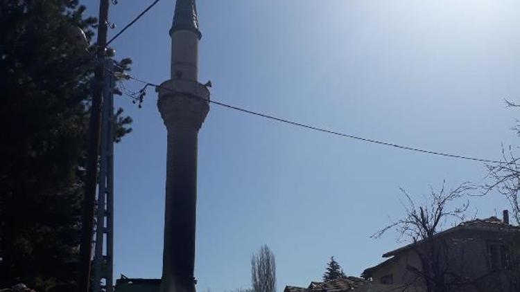 Yanan tarihi camiden geriye minaresi kaldı