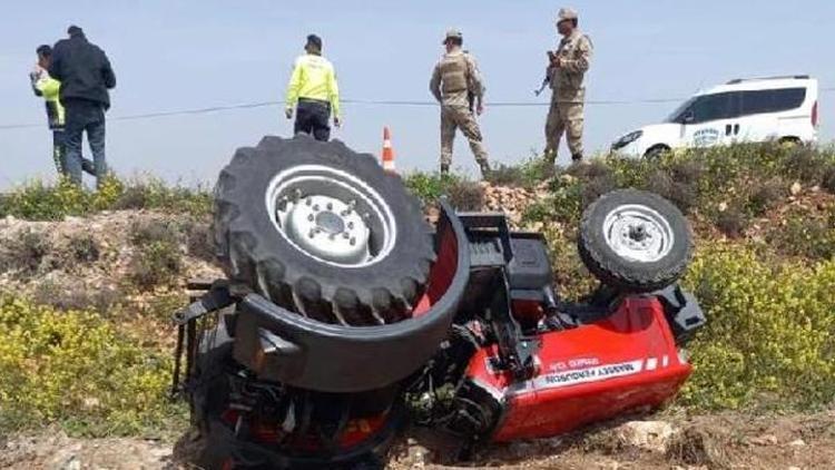 Devrilen traktörün altında kalan baba hayatını kaybetti, oğlu yaralandı