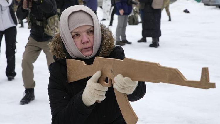 Ukraynada sivil halka silah eğitimi veriliyor