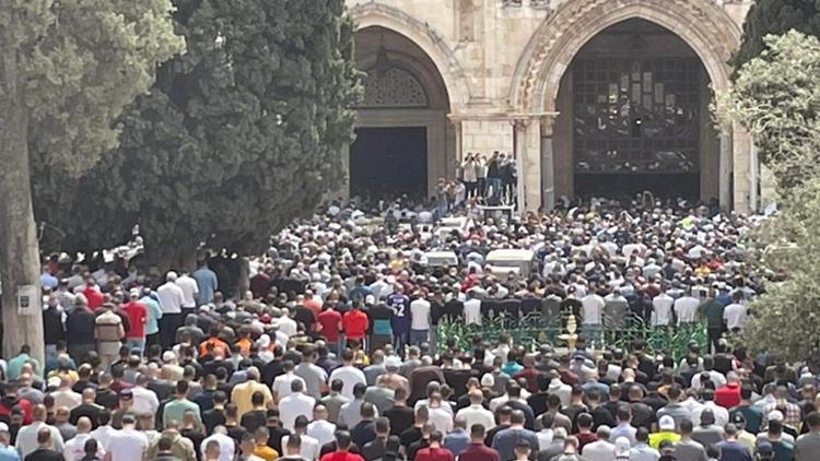 Ramazan ayının ilk Cuma’sında 80 bin kişi Mescid-i Aksa’da toplandı