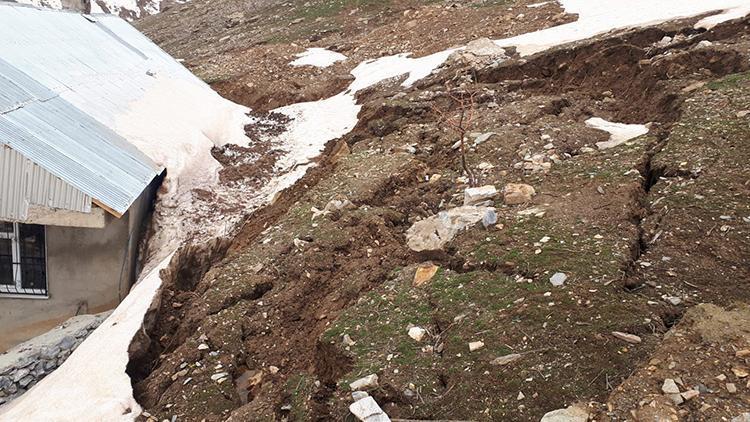 Daha önce çığ altında kalan ev için şimdi de heyelan riski Komşularına sığındılar