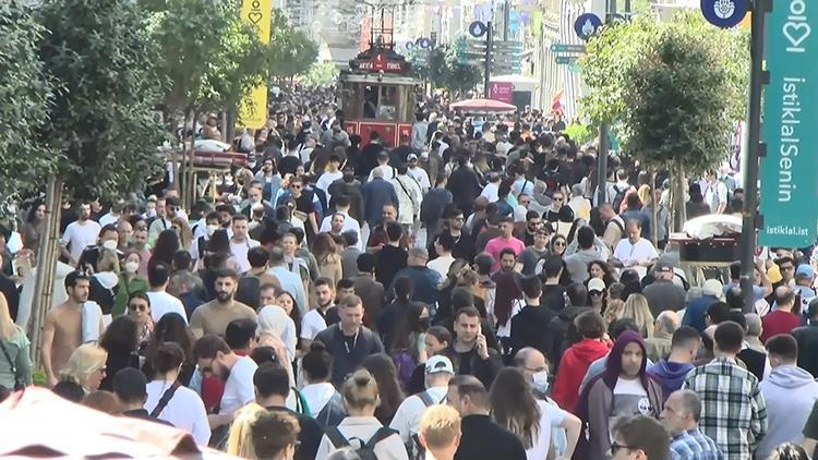 İstanbulda güzel havayı fırsat bilenler Taksim ve Ortaköye akın etti