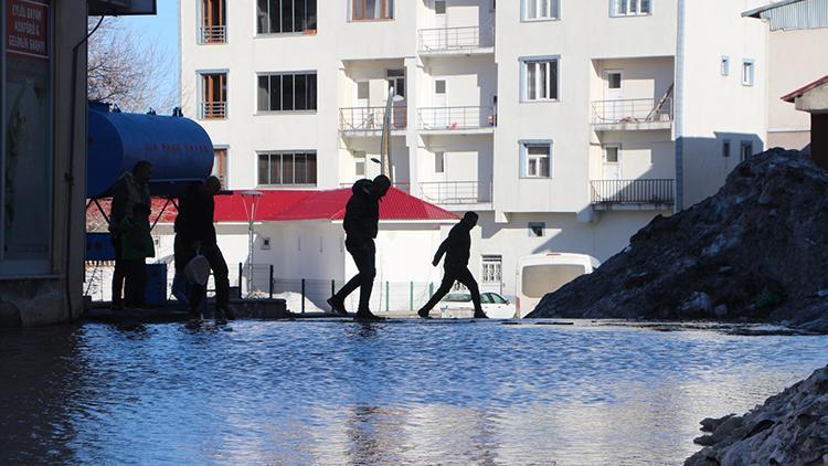 Karlıovada dağlardaki kar eridi, çarşı ve sokakları su bastı İlk defa bu kadar hızlı eridi