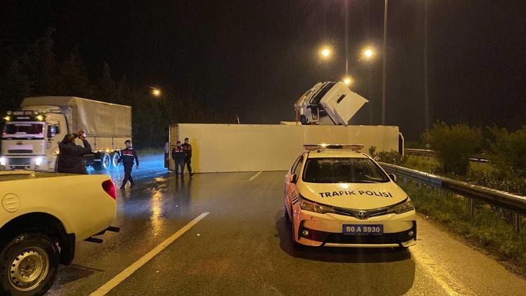 Osmaniyede 4 aracın karıştığı kazada, 3ü polis 5 kişi yaralandı