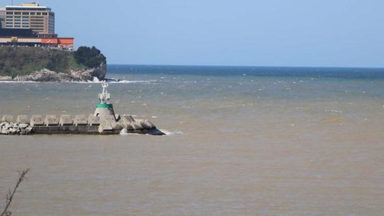 Zonguldak’ta yağış sonrası deniz çamur rengine döndü