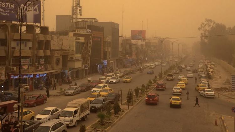 Irak’ta kum fırtınası hayatı felç ettiUçuşlar iptal çok sayıda kişi hastanede
