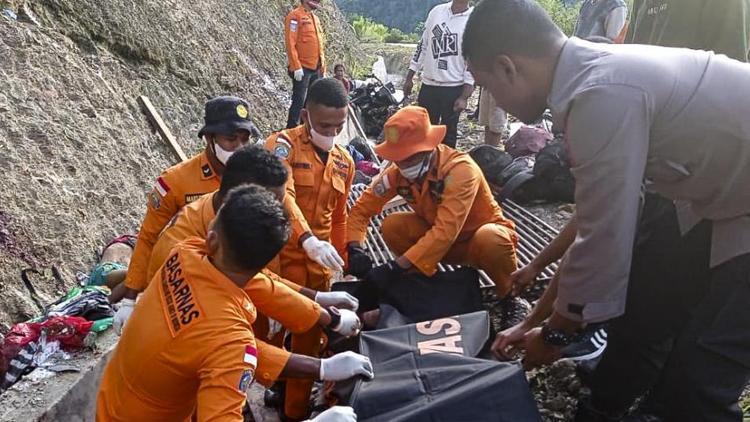 Endonezyada kamyon kazası: 17 ölü