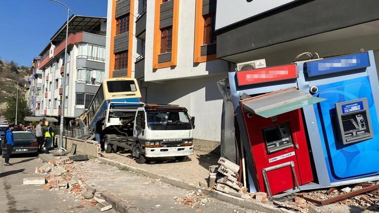 ATM’lere çarptı şoför yaralandı