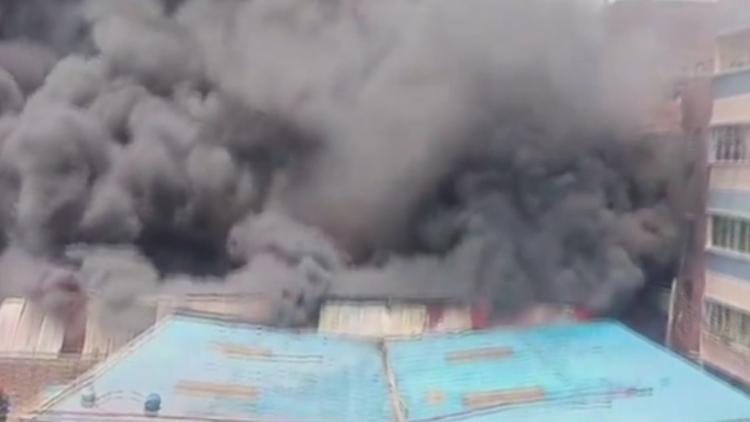 Bangladeş’te plastik fabrikasında korkunç yangın