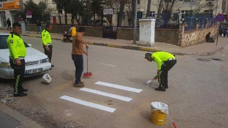 Gaziantepte, polisler yaya geçidi çizgilerini yeniledi