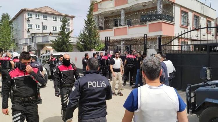 Adanada uyuşturucu şüphelisi tüfekle ateş açtı: 2 polis yaralandı