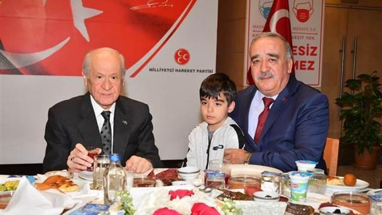 Bahçeli, şehit aileleriyle iftar yemeğinde bir araya geldi