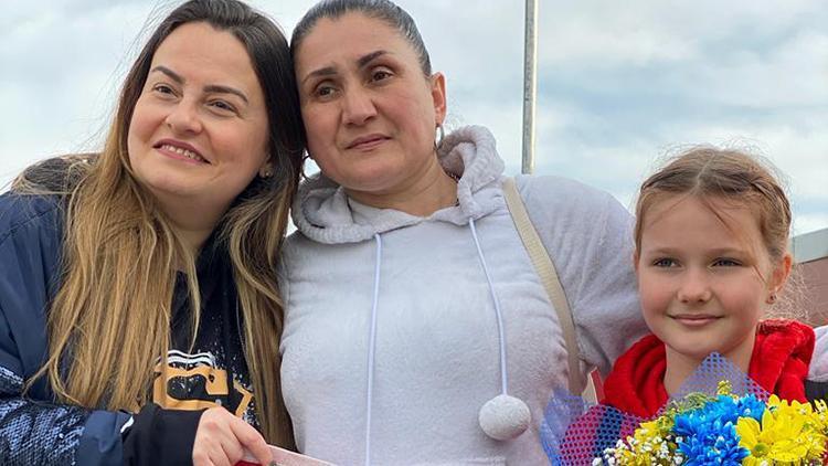 Ukraynalı anne ve kızına sosyal medyadan ulaştı Samsunda duygusal buluşma
