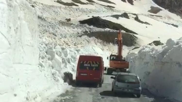 Van- Bahçesaray yolu 3 ay sonra ulaşıma açıldı