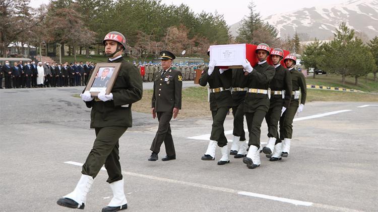 Şehit üsteğmen Ömer Delibaş için Hakkaride uğurlama töreni