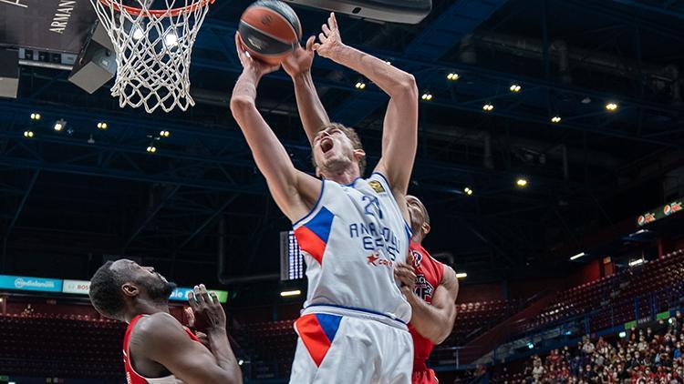 Olimpia Milanoyu farklı yenen Anadolu Efes, avantajı eline geçirdi