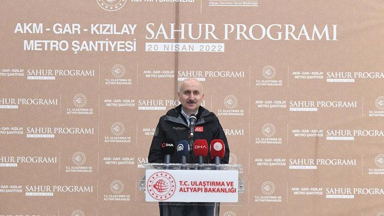 Bakan Karaismailoğlu metro şantiyesi çalışanları ile sahur yaptı