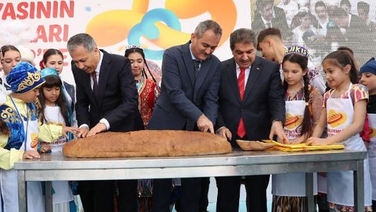 Bakan Özer farklı ülkeden çocuklarla Barış Ekmeği pişirdi