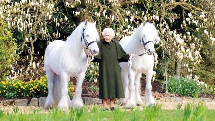 Yaş günü pozu: İngiltere Kraliçesi 2. Elizabeth dün 96’ncı yaşına bastı