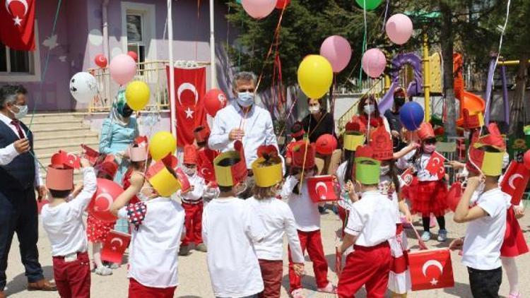 Amasya’da koronavirüsü çizdikleri balonları gökyüzüne bıraktılar