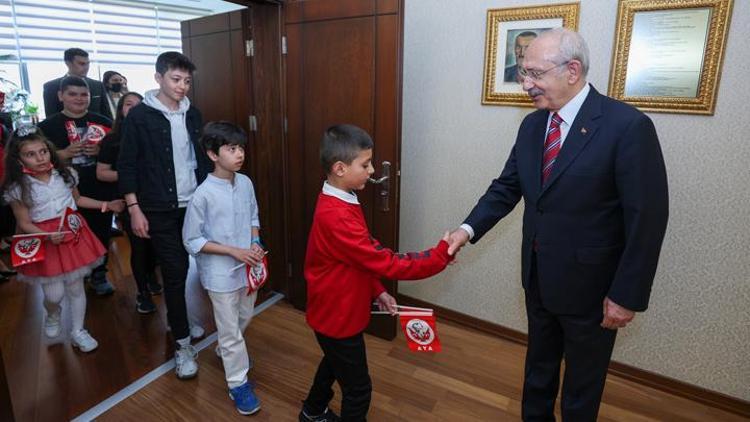 Kılıçdaroğlu, genel merkezde çocuklarla buluştu