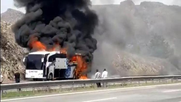 Yolcu otobüsü alev alev yandı