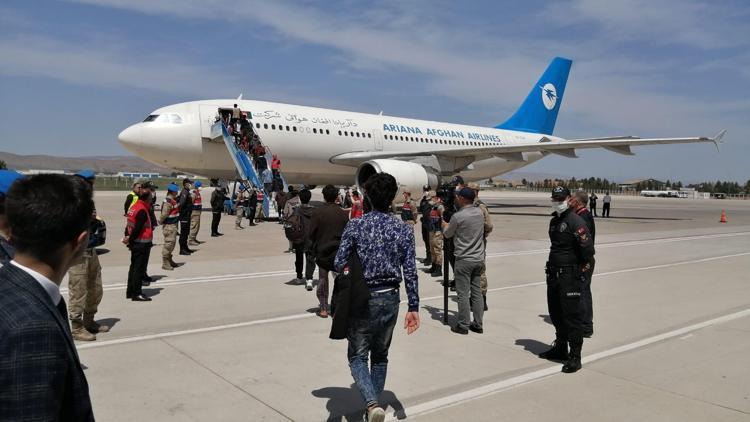 Afgan kaçaklar, 3üncü charter sefer ile ülkelerine gönderildi