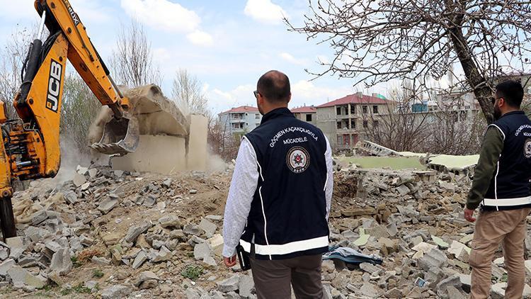 Vanda kaçak göçmenlerin kaldığı metruk evler yıkıldı