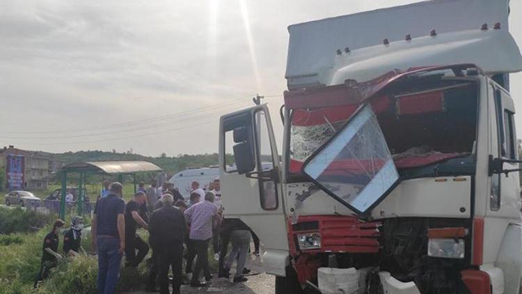 Sakaryada kamyon ile otobüs çarpıştı: Çok sayıda yaralı var