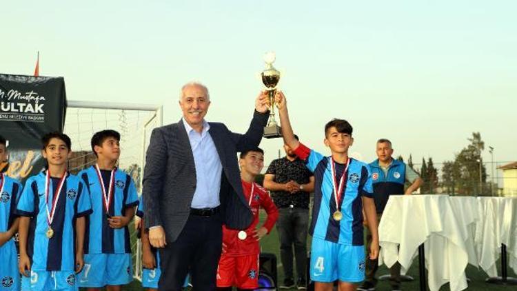 23 Nisan Futbol Turnuvasının kazananları kupalarını aldı